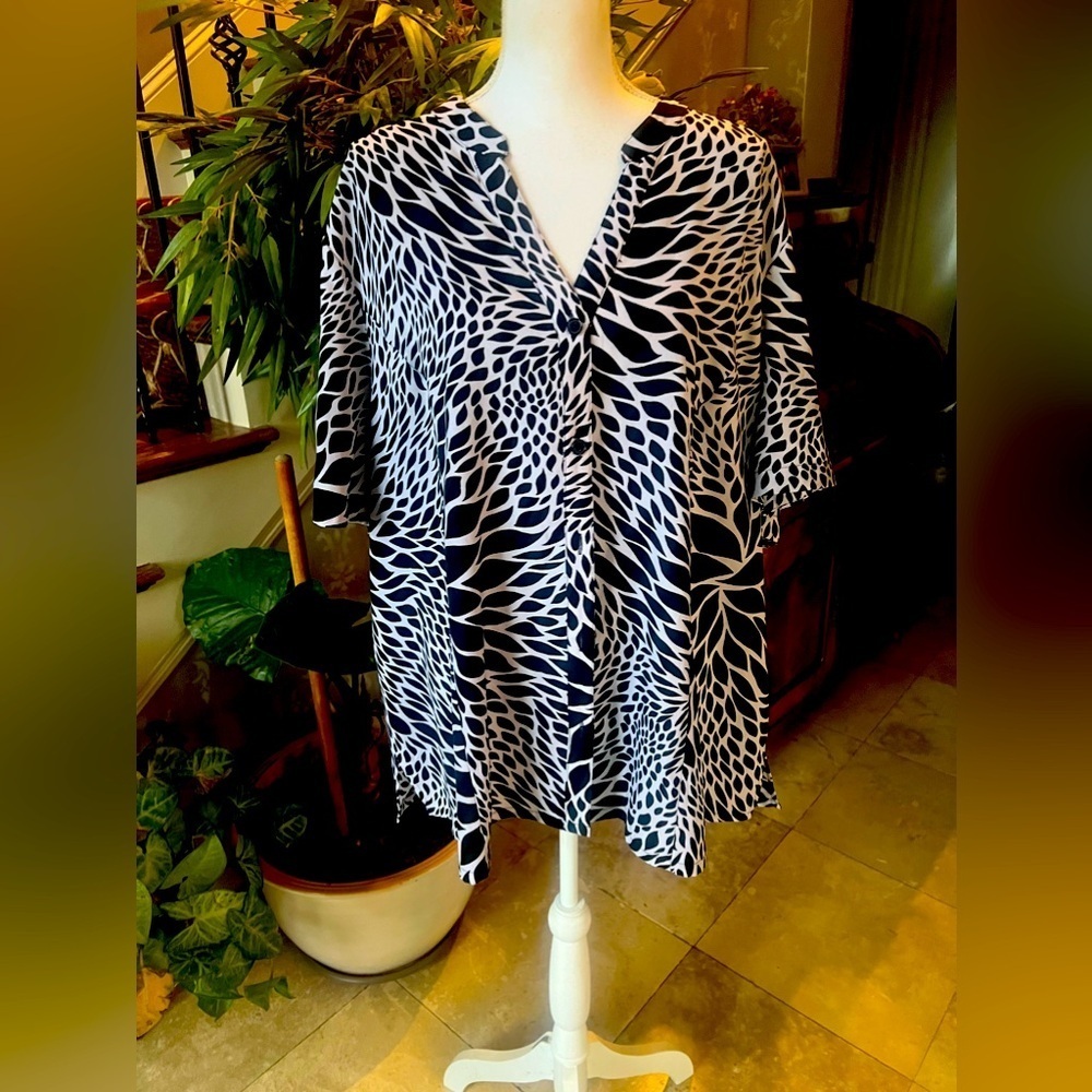 Maggie Barnes Black and Cream Abstract Print V-Neck Tunic - Picture 14 of 14